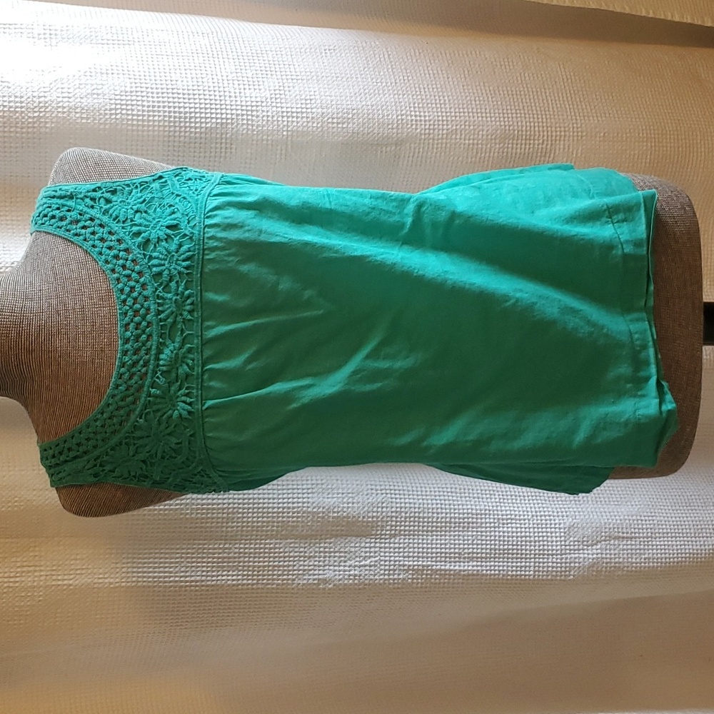 Tank top w/ embroidery detail